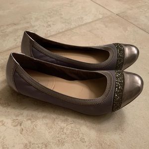 ❌❌SOLD ON FACEBOOK❌❌Alfani silver flats